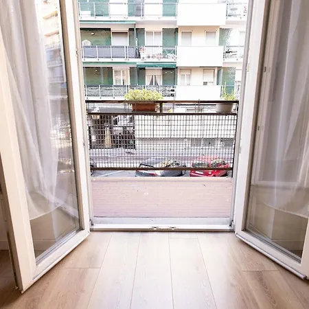 3 Bedrooms, Sleeps 6, In A Residential Area Apartment Milan