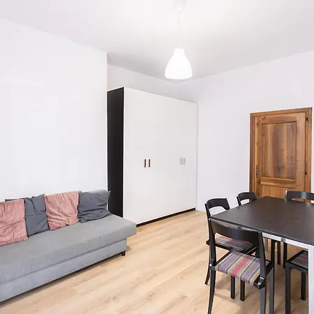 3 Bedrooms, Sleeps 6, In A Residential Area Apartment *