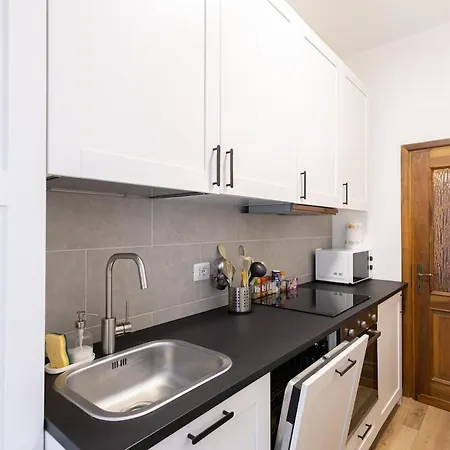 Apartment 3 Bedrooms, Sleeps 6, In A Residential Area