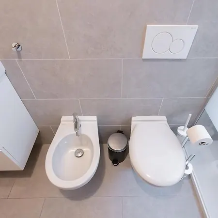3 Bedrooms, Sleeps 6, In A Residential Area Apartment Milan