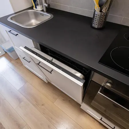 3 Bedrooms, Sleeps 6, In A Residential Area Milan