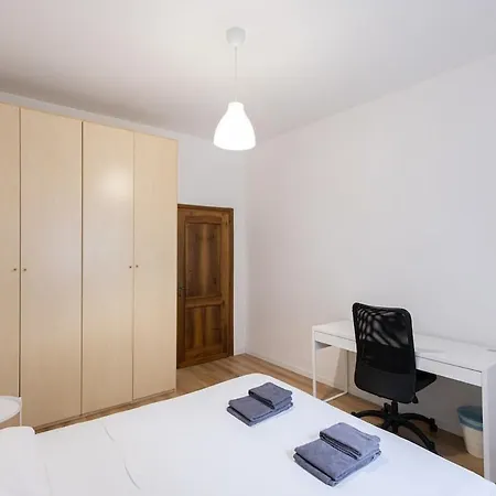 3 Bedrooms, Sleeps 6, In A Residential Area *
